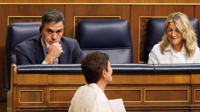 Pedro Sánchez junto a su socia de Sumar, Yolanda Díaz, ante Mertxe Aizpurua (Bildu), la semana pasada en el Congreso.