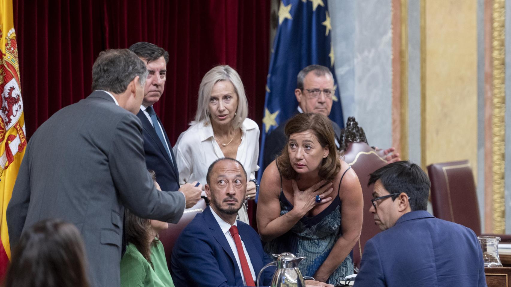 Los integrantes de la Mesa del Congreso discuten sobre el sentido del voto de un diputado, con Francina Armengol (agachándose) y Gómez de Celis (sentado en el centro).