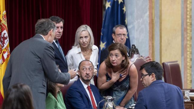 La presidenta del Congreso, Armengol, delibera con miembros de la Mesa junto al socialista Rodríguez Gómez de Celis, tras el incidente del voto en la investidura de Feijóo.
