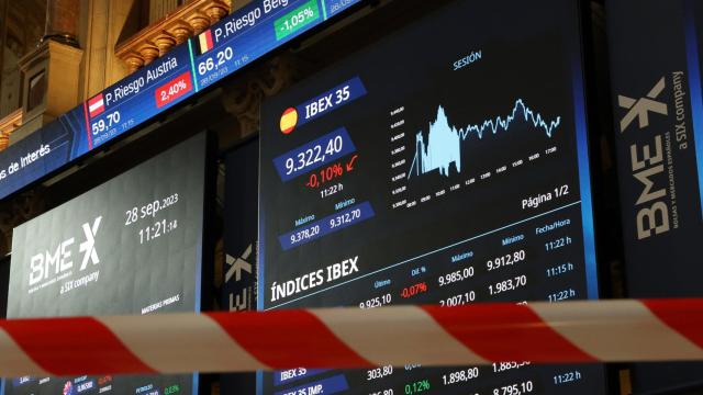 Una cinta de prohibido el paso en el Palacio de la Bolsa de Madrid.