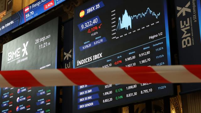 Una cinta de prohibido el paso en el Palacio de la Bolsa de Madrid.