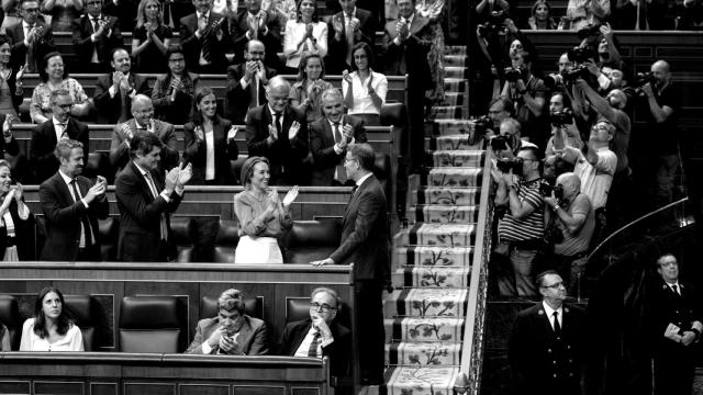 Aplausos al líder del PP y candidato a la Presidencia del Gobierno, Alberto Núñez Feijóo, durante el pleno de investidura del líder del Partido Popular