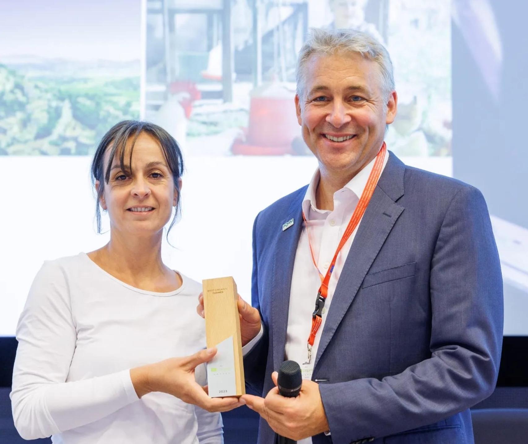 Clara Benito Pacheco recibiendo su premio de la UE.