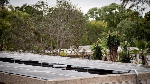 Imagen de archivo del parque fotovoltaico del cementerio de San Gabriel.
