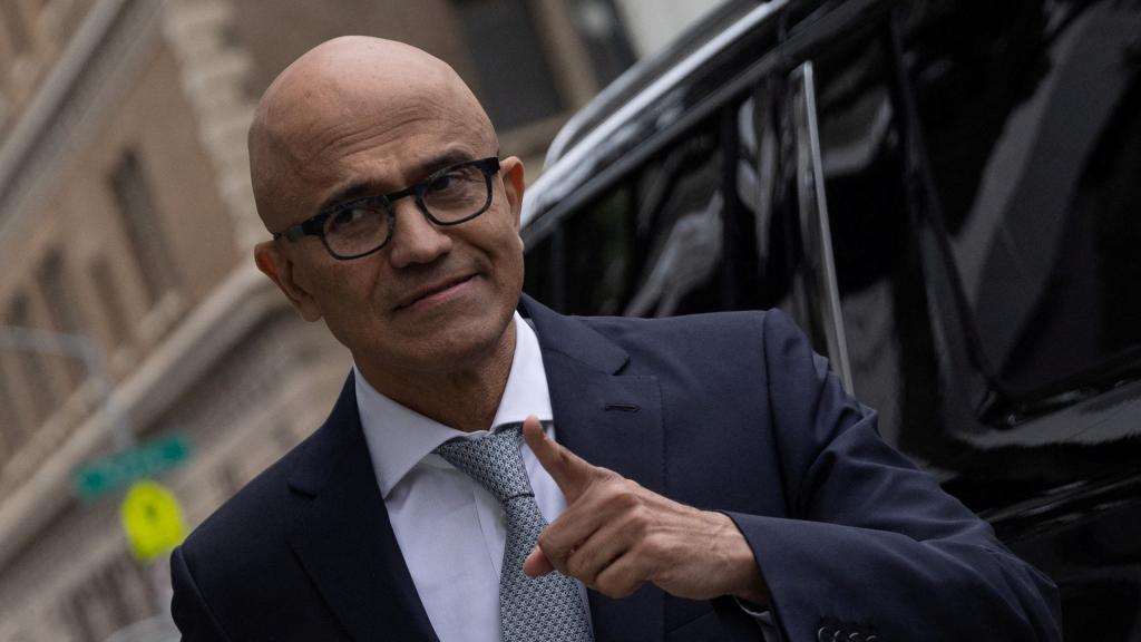 CEO de Microsoft, Satya Nadella, llegando al juicio antimonopolio de Google