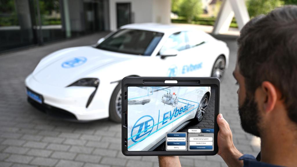 Un técnico de ZF trabajando en el EVbeat