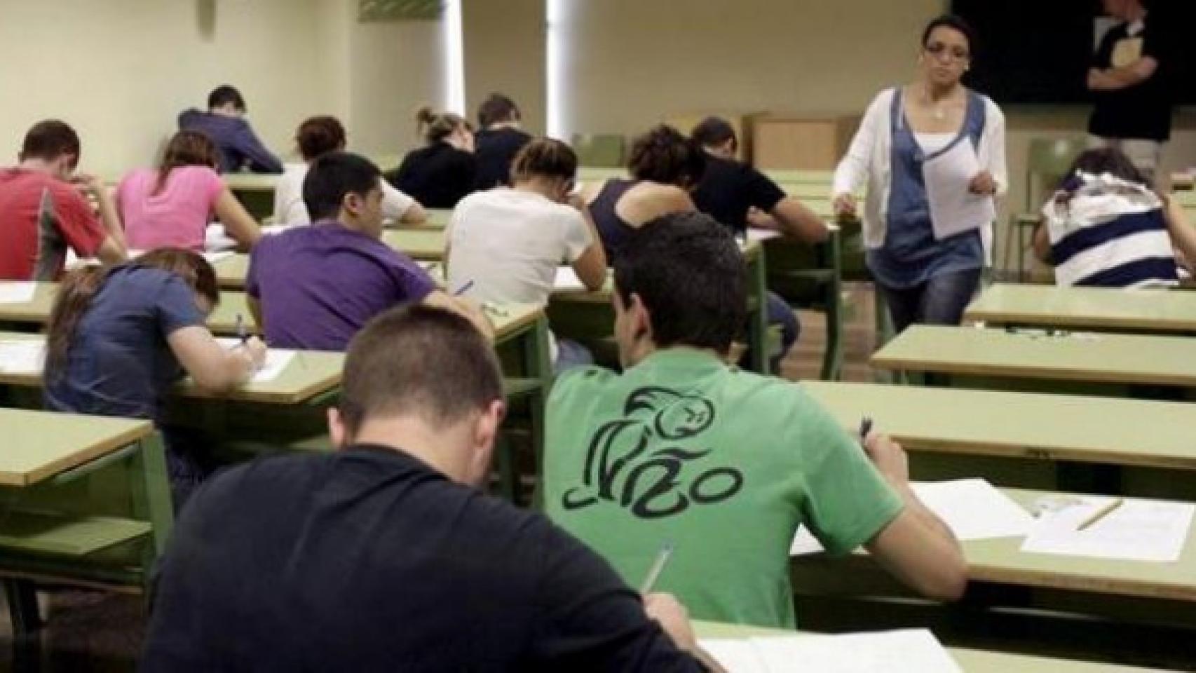 Estudiantes en un aula.