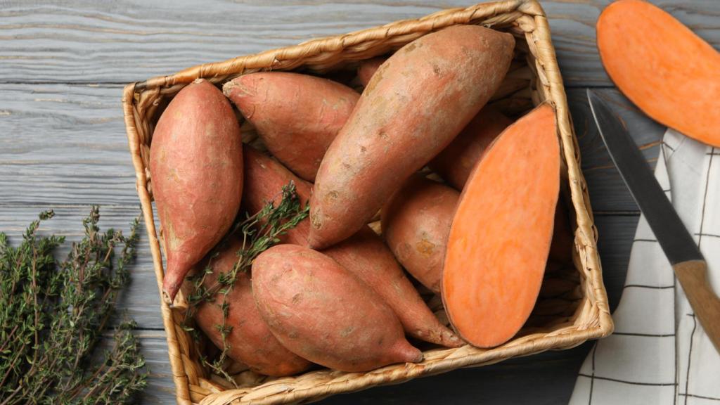 Imagen de archivo de una cesta de batatas.