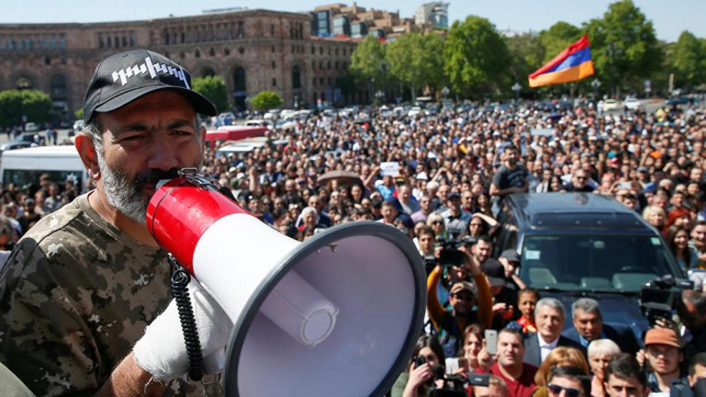 Pashinián habla por un megáfono durante las protestas en la plaza de la República, la primavera de 2018.