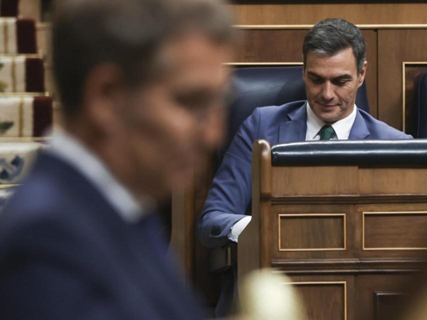 Pedro Sánchez, entretenido durante la intervención del candidato Feijóo.