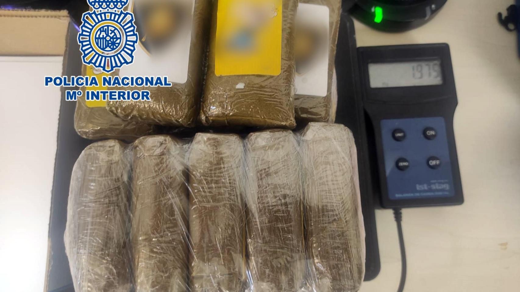La Policía Nacional ha incautado más de tres kilos de hachís y 100 gramos de cocaína.