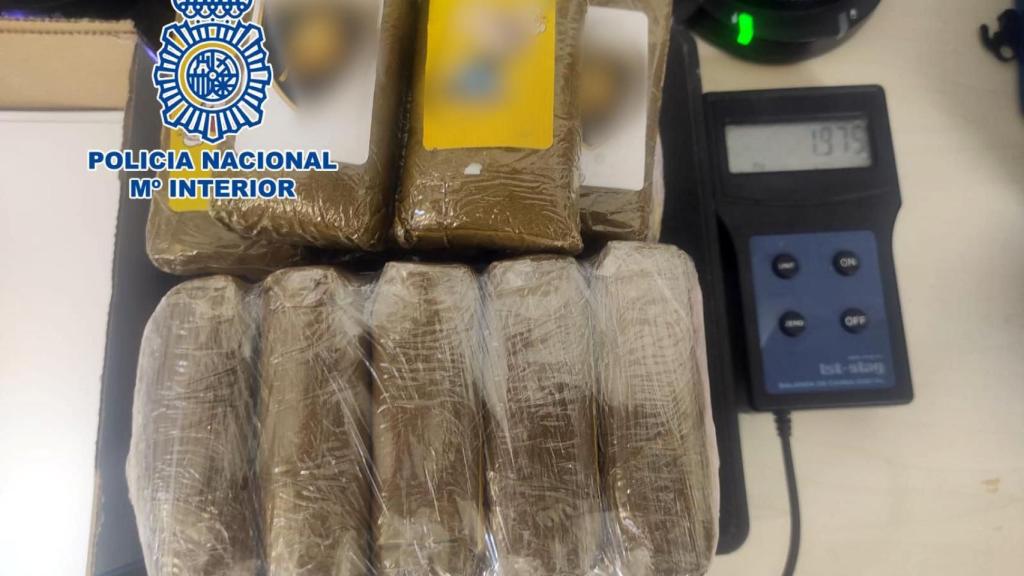 La Policía Nacional ha incautado más de tres kilos de hachís y 100 gramos de cocaína.