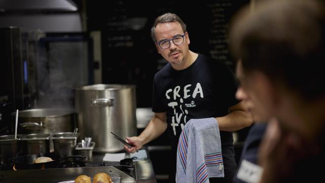 Paco Morales, en la cocina Noor, su restaurante en Córdoba galardonado con dos estrellas Michelin.