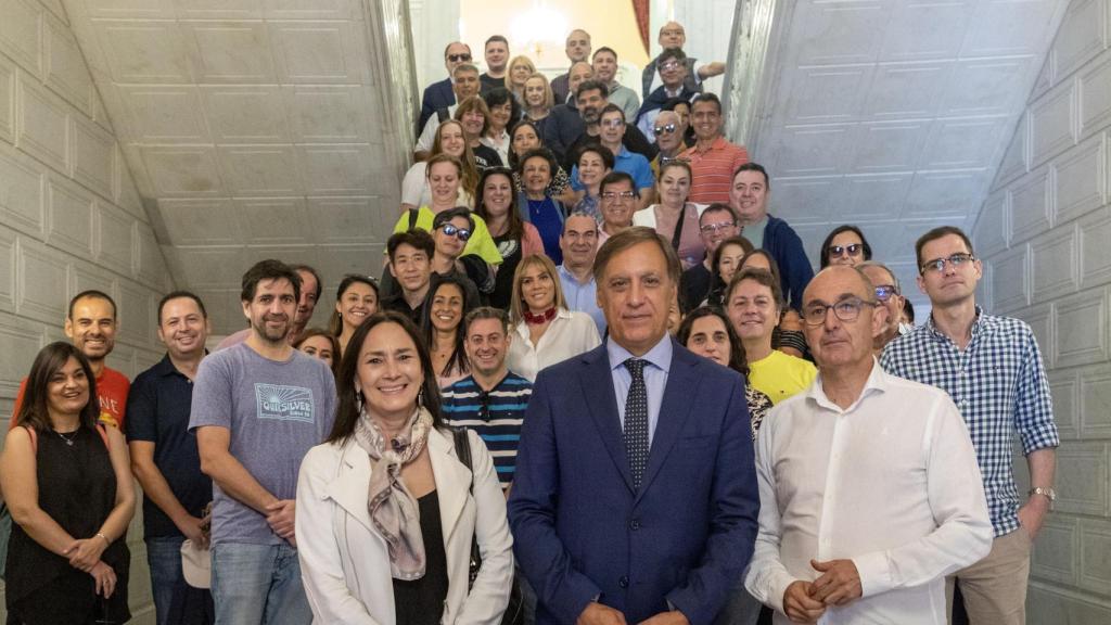 El alcalde de Salamanca, Carlos García Carbayo, recibe a una delegación del XXVI Foro Iberoamericano de Garantías, organizado por Iberaval.  (2)
