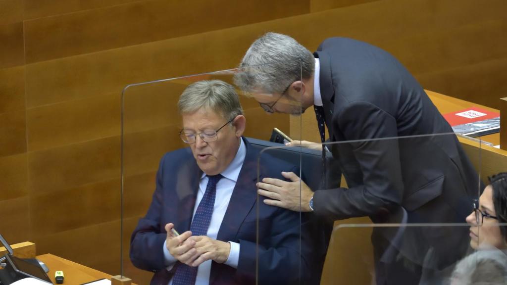 Ximo Puig y Arcadi España, en 'Les Corts Valencianes'. EE