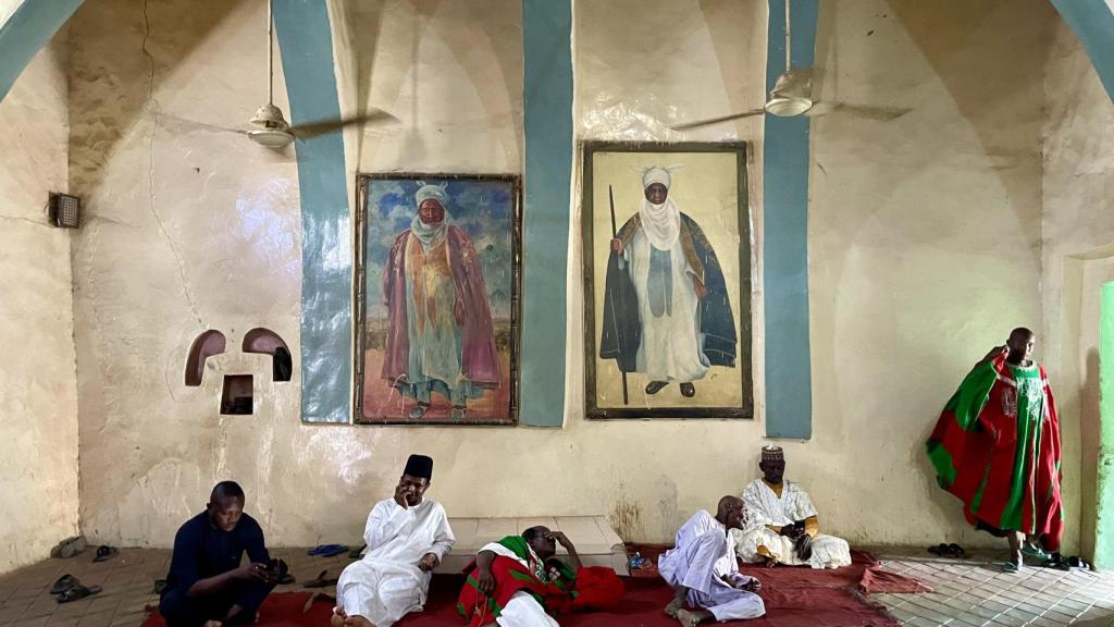 Locales esperan a ser recibidos por el Emir de Doura para pedirle ayuda tras el cierre de las fronteras.