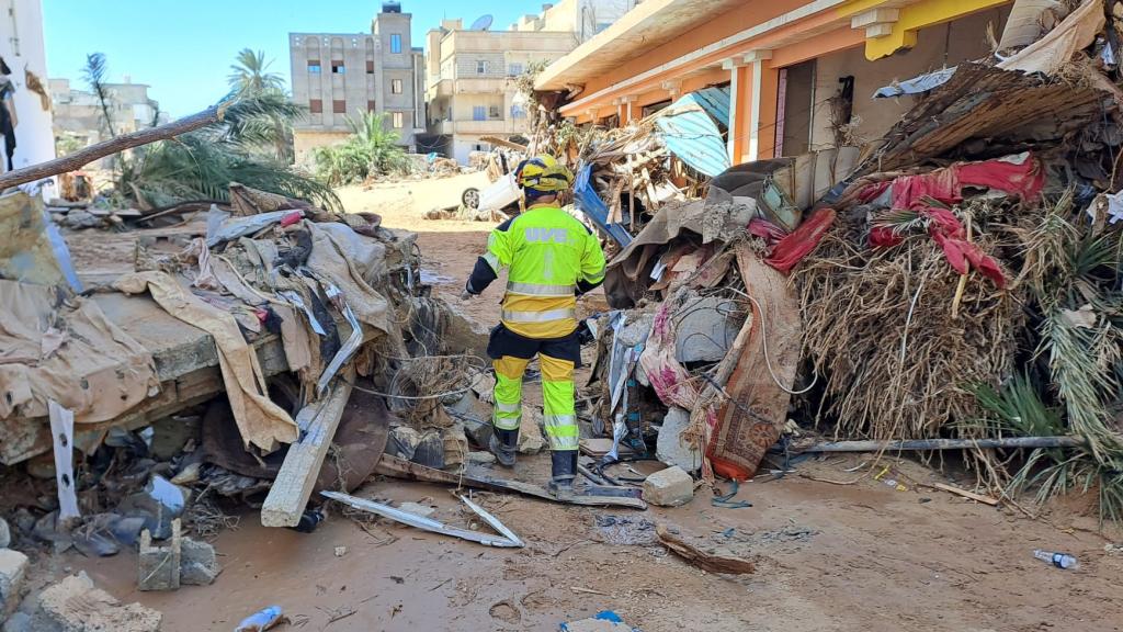 Xevi Bolumar, bombero forestal de la Generalitat, realizando su labor en Libia. EE