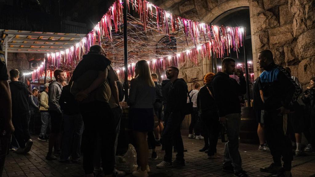 Una calle de Maidan frecuentada por jóvenes que disfrutan de la noche de Kiev hasta que el toque de queda se lo permite
