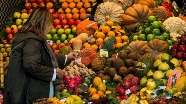 Imagen de archivo de una mujer en una frutería.