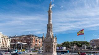 La estatua de Cristóbal Colón en primer plano, con la plaza madrileña de fondo.