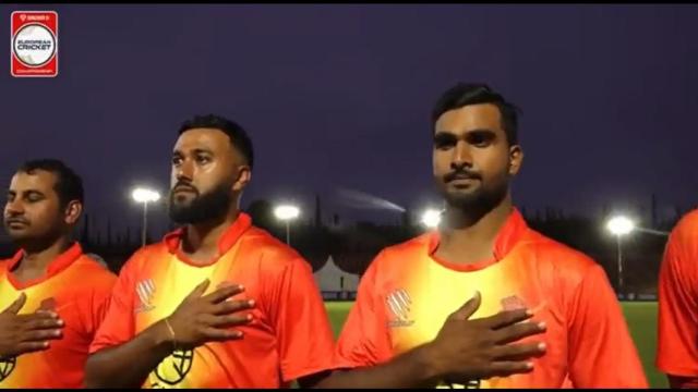 La selección española en el momento en el que suena el himno