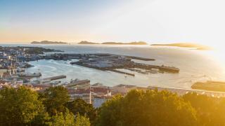 Vista de la ría de Vigo con las Cíes al fondo.