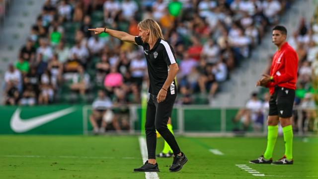El entrenador del Elche durante el partido ante el Levante.