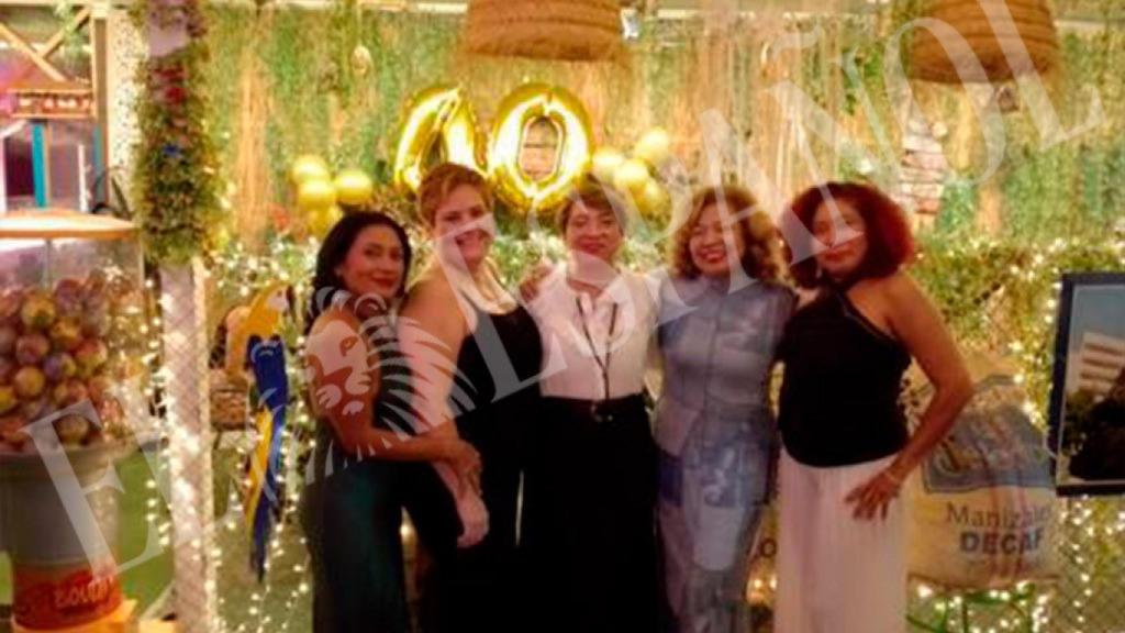 De izquierda a derecha: Arlem, una superviviente, Tania, una de las desparecidas en el incendio, Marta, otra de las desaparecidas, Inés y Lorena, dos supervivientes del incendio declarado en la discoteca..