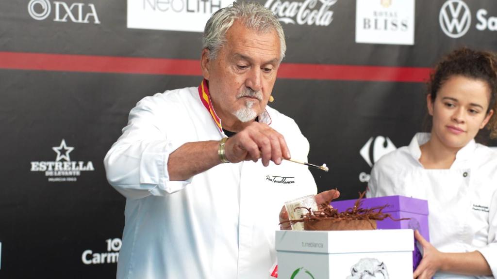 Paco Torreblanca preparando un dulce en Alicante Gastronómica.