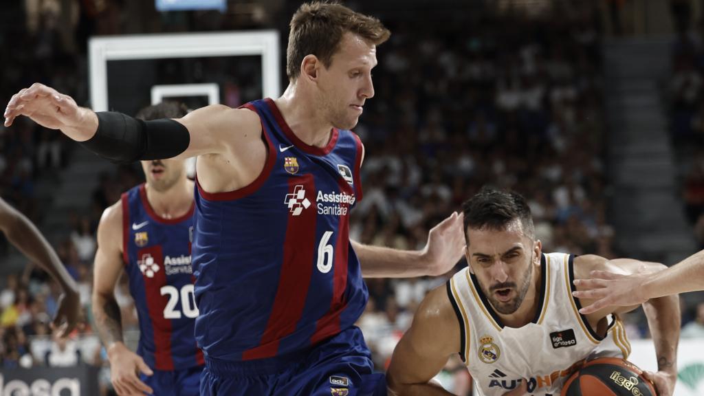 Campazzo se marcha de Vesely.