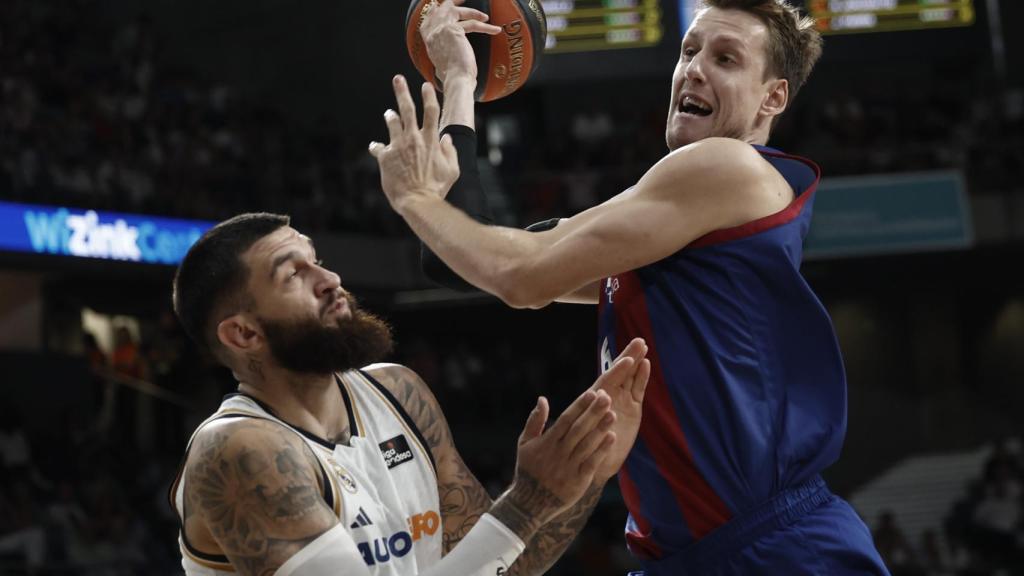 Vesely, ante la oposición de Poirier.