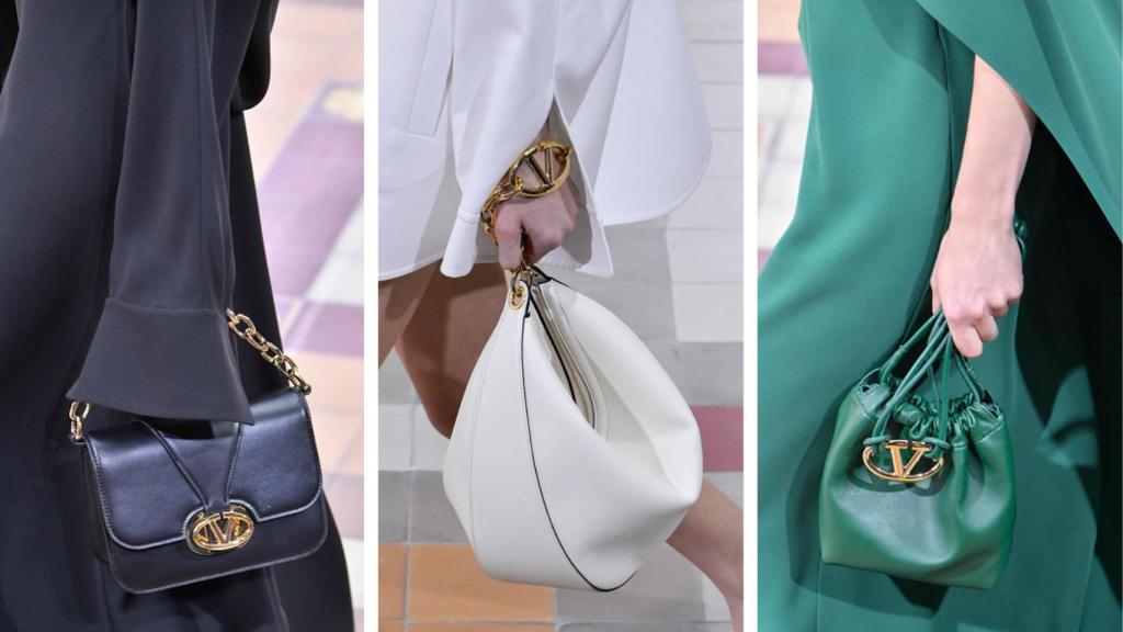 Bolsos vistos en el desfile de Valentino en París, 1 de octubre de 2023.