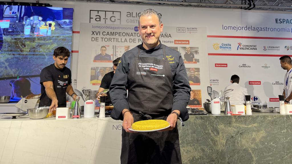 Javier Izquierdo, de Mesón el Viso, en Gumiel del Mercado, presenta su tortilla de patatas