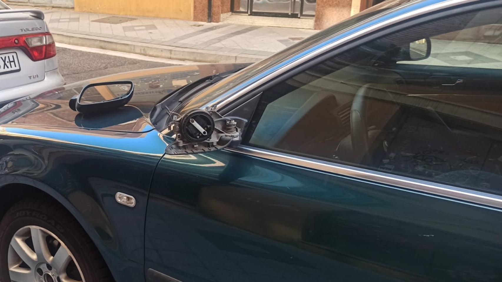 Uno de los retrovisores destrozados