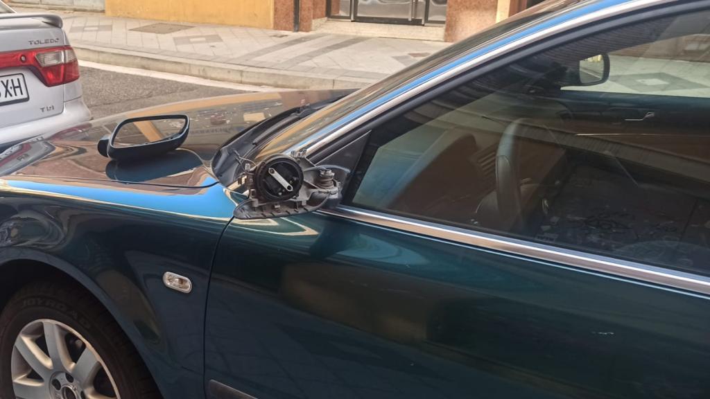 Uno de los retrovisores destrozados