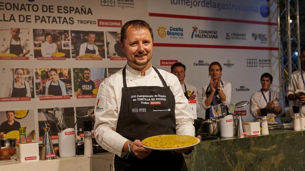 Un Pedro Román orgulloso con su primer premio