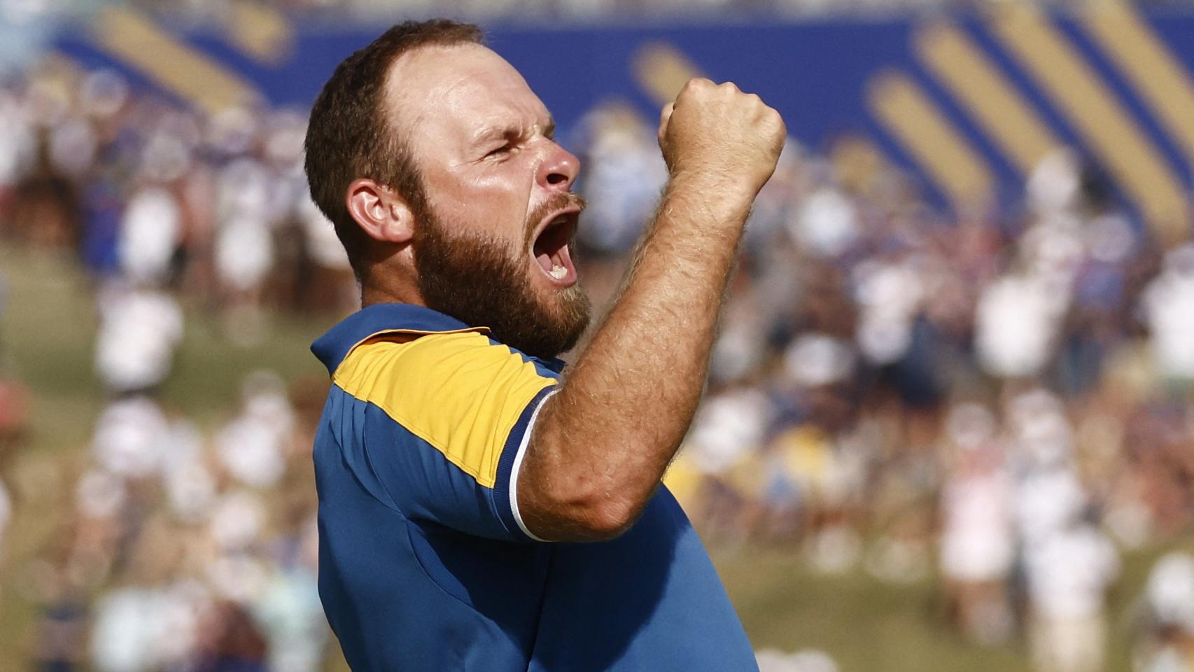Tyrrell Hatton celebra con el puño cerrado uno de los partidos ganados.