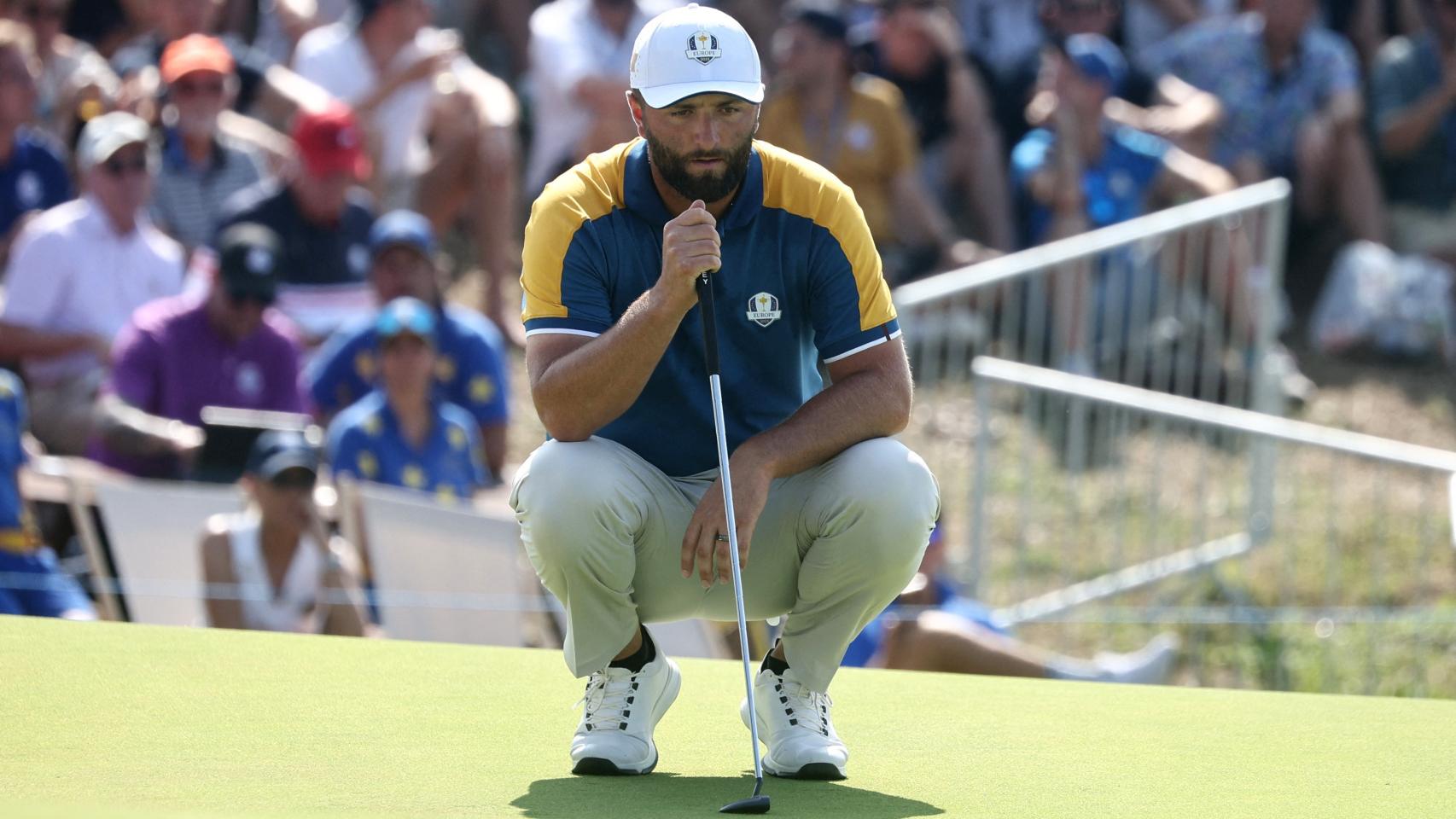 Rahm observa antes de golpear la pelota.