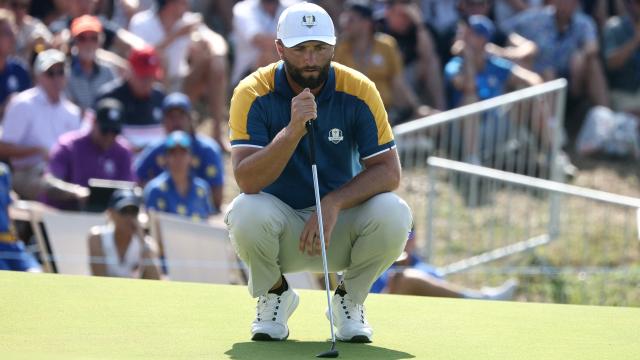 Rahm observa antes de golpear la pelota.