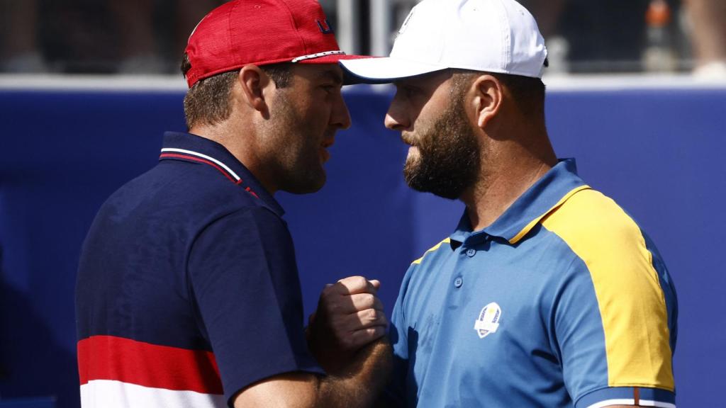 Jon Rahm saluda a Scottie Scheffler tras el empate entre ambos.