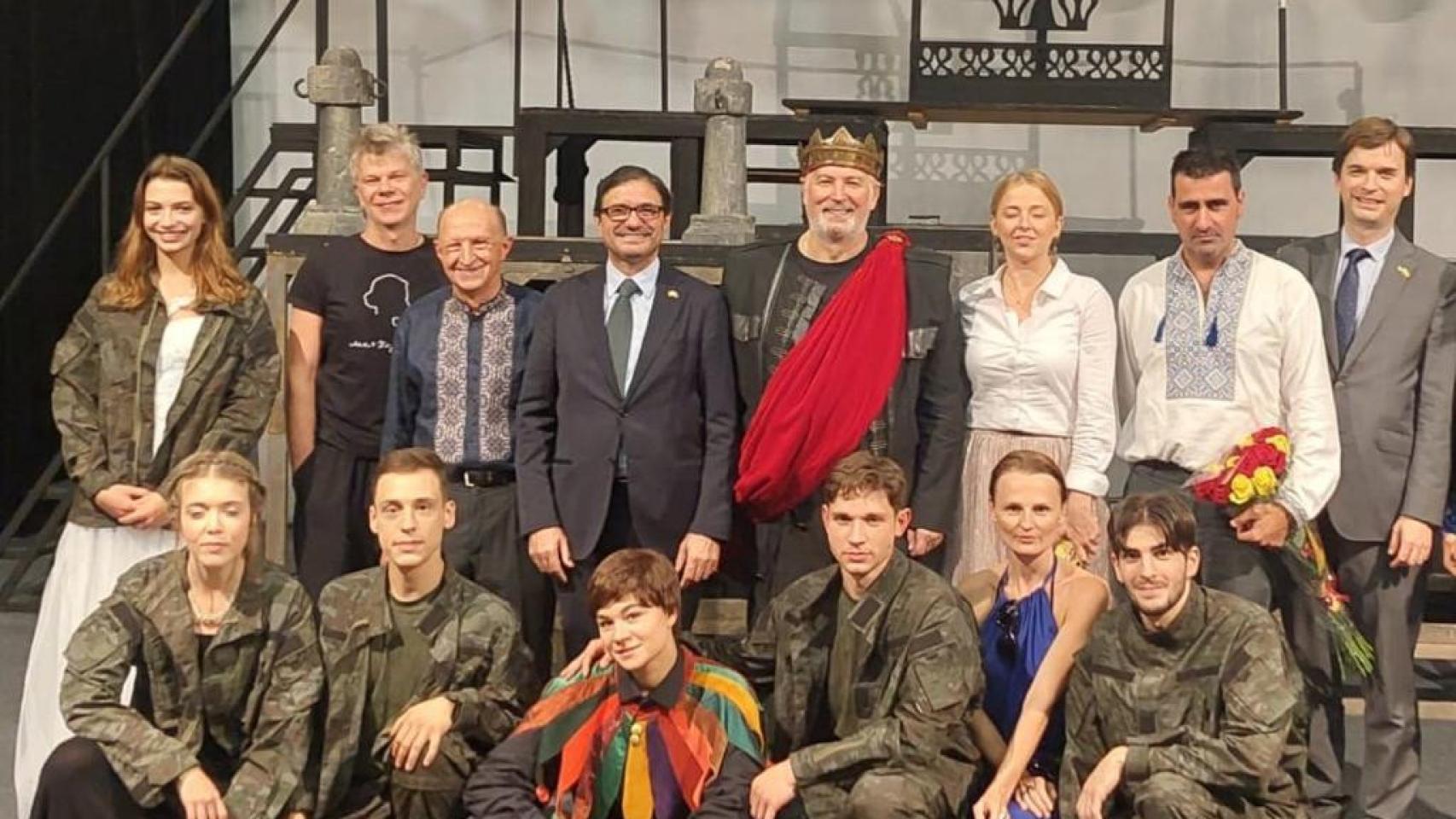 Elenco de 'La vida es sueño' tras el estreno, con José Gabriel Antuñano, el embajador Ricardo López-Aranda e Ignacio García