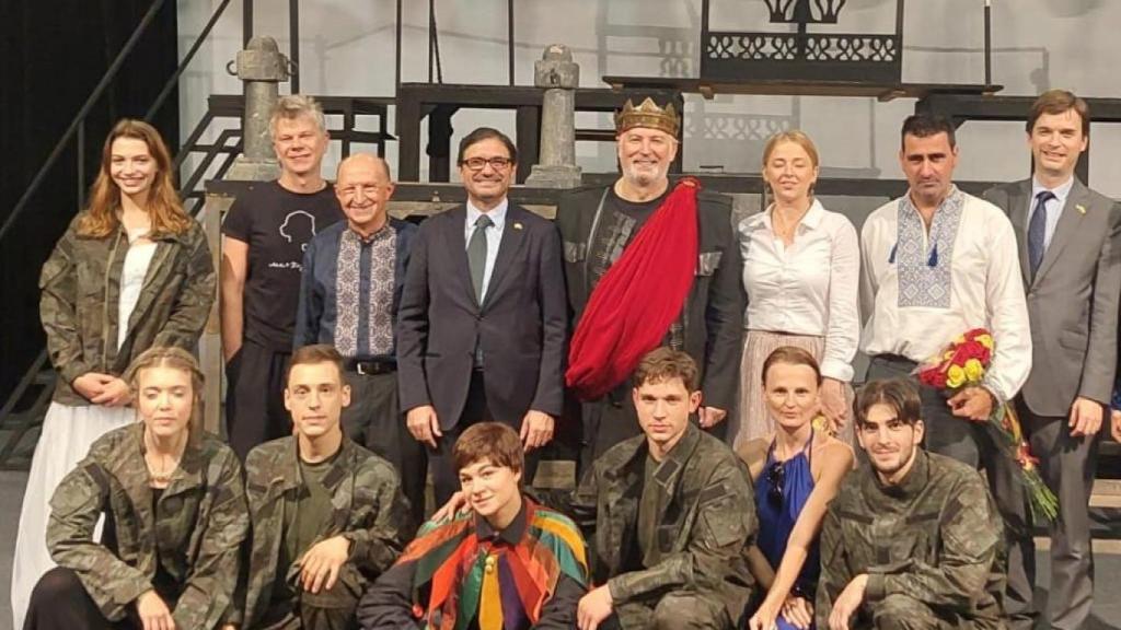 Elenco de 'La vida es sueño' tras el estreno, con José Gabriel Antuñano, el embajador Ricardo López-Aranda e Ignacio García