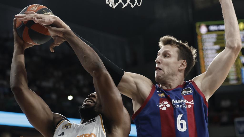Yabusele y Vesely, en plena disputa.