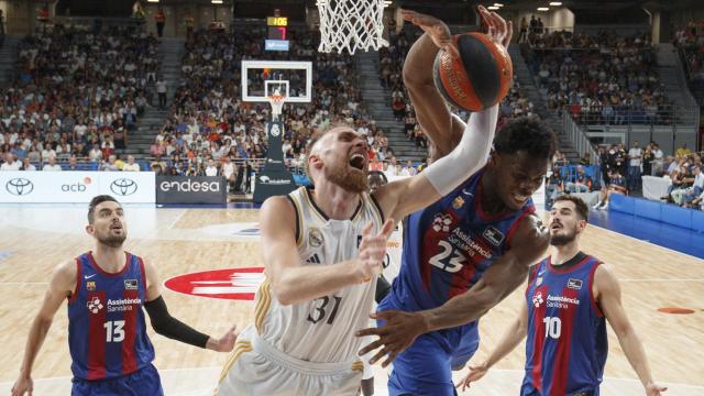 Musa entra a canasta en posición acrobática.