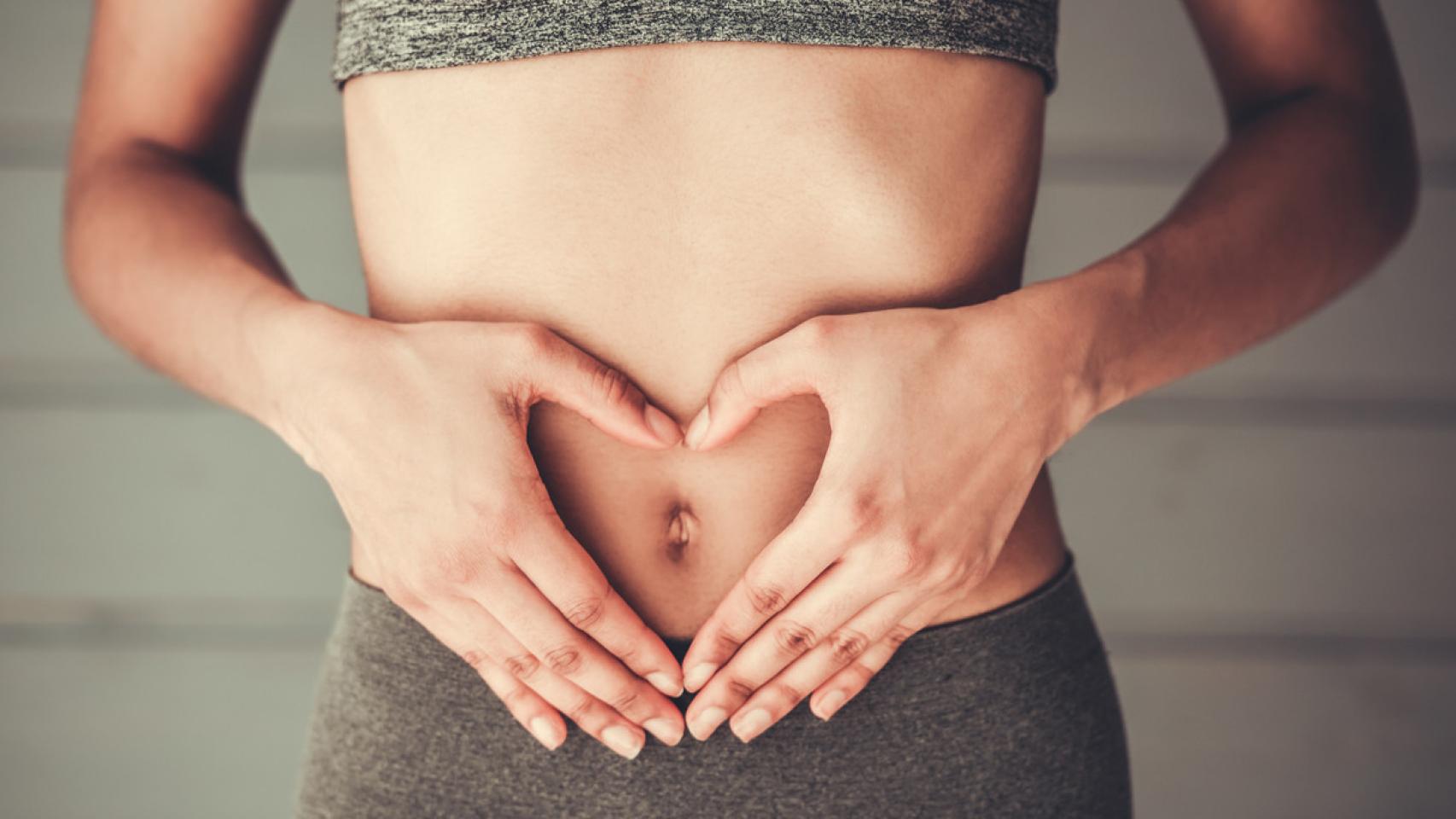 Imagen de archivo de una mujer con las manos en el abdomen. Foto: iStock.