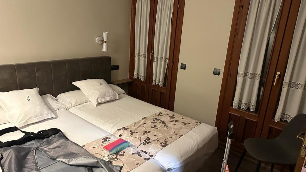 Una imagen de una habitación del Hostal Astoria con el equipaje, cedida por un diputado.