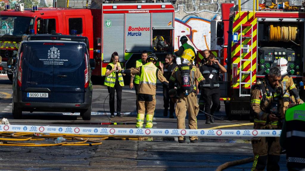 Bomberos y Policía Nacional, frente a las tres discotecas afectadas por el incendio.