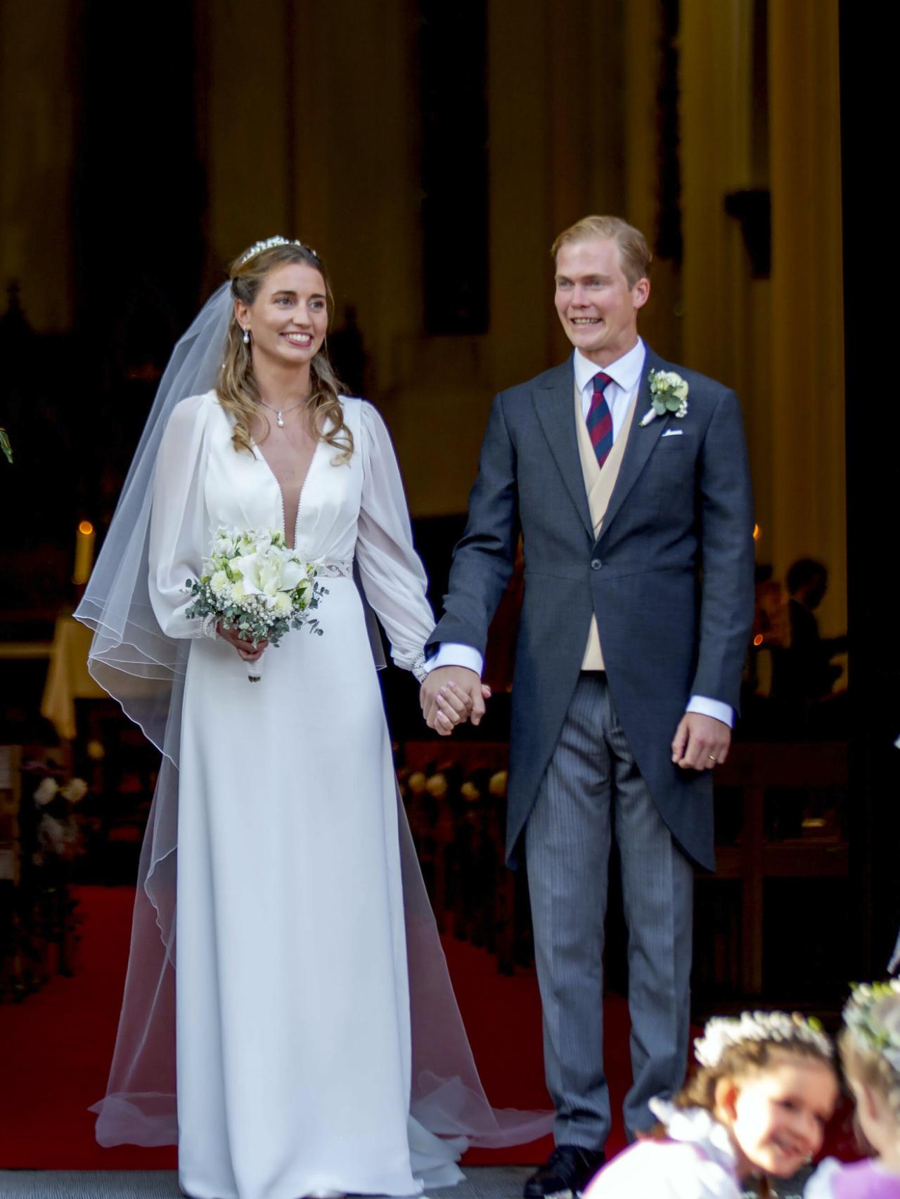 Los recién casados, a la salida de la iglesia.