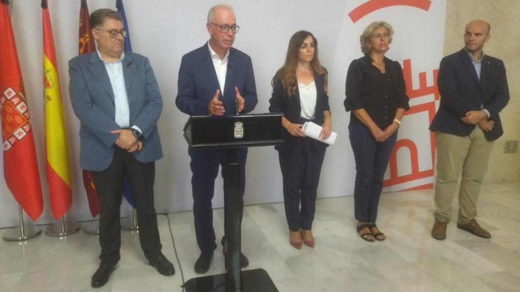 El edil socialista Andrés Guerrero, anterior titular de Urbanismo (1i), y Antonio Navarro, actual concejal de Urbanismo del Ayuntamiento de Murcia (c), este lunes, compareciendo en rueda de prensa.