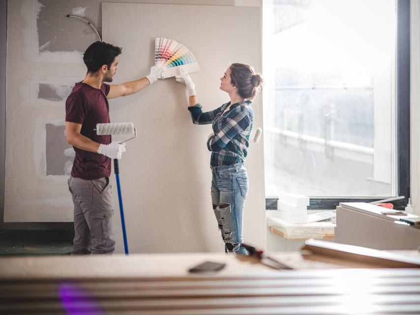 Pareja decorando su casa